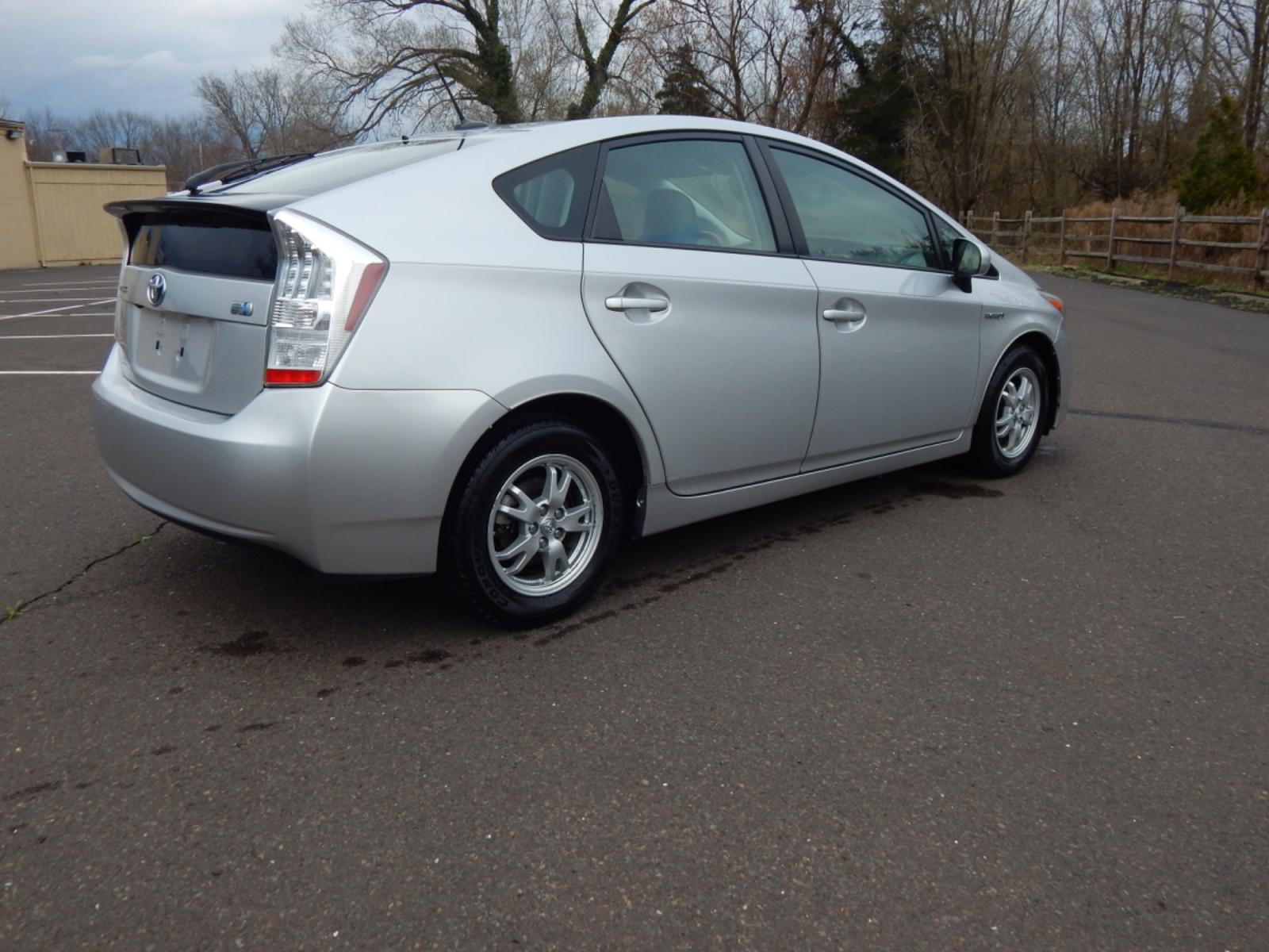 2010 Silver /Gray Leather Toyota Prius IV (JTDKN3DU1A0) with an 1.8 liter 4cyl hybrid engine, CVT Automatic transmission, located at 6528 Lower York Road, New Hope, PA, 18938, (215) 862-9555, 40.358707, -74.977882 - Photo #5